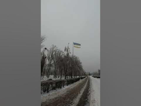 Главный флаг Кривого Рога разорвало пополам. - YouTube