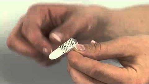 How to apply and remove 3M Command Strips Decorating Clips