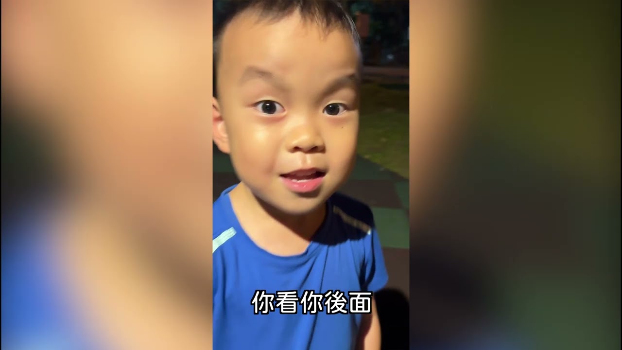 在原生植物園玩等姊姊下課，想不到已經可以直接跳起來抓到單槓了 縮圖