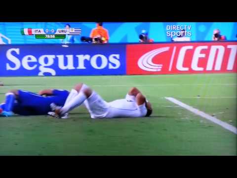 MORDISCO DE LUIS SUAREZ A CHIELLINI EN HD