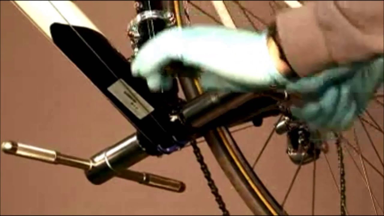 How to do tapping a bottom bracket SH105 // Workshop Decathlon - YouTube