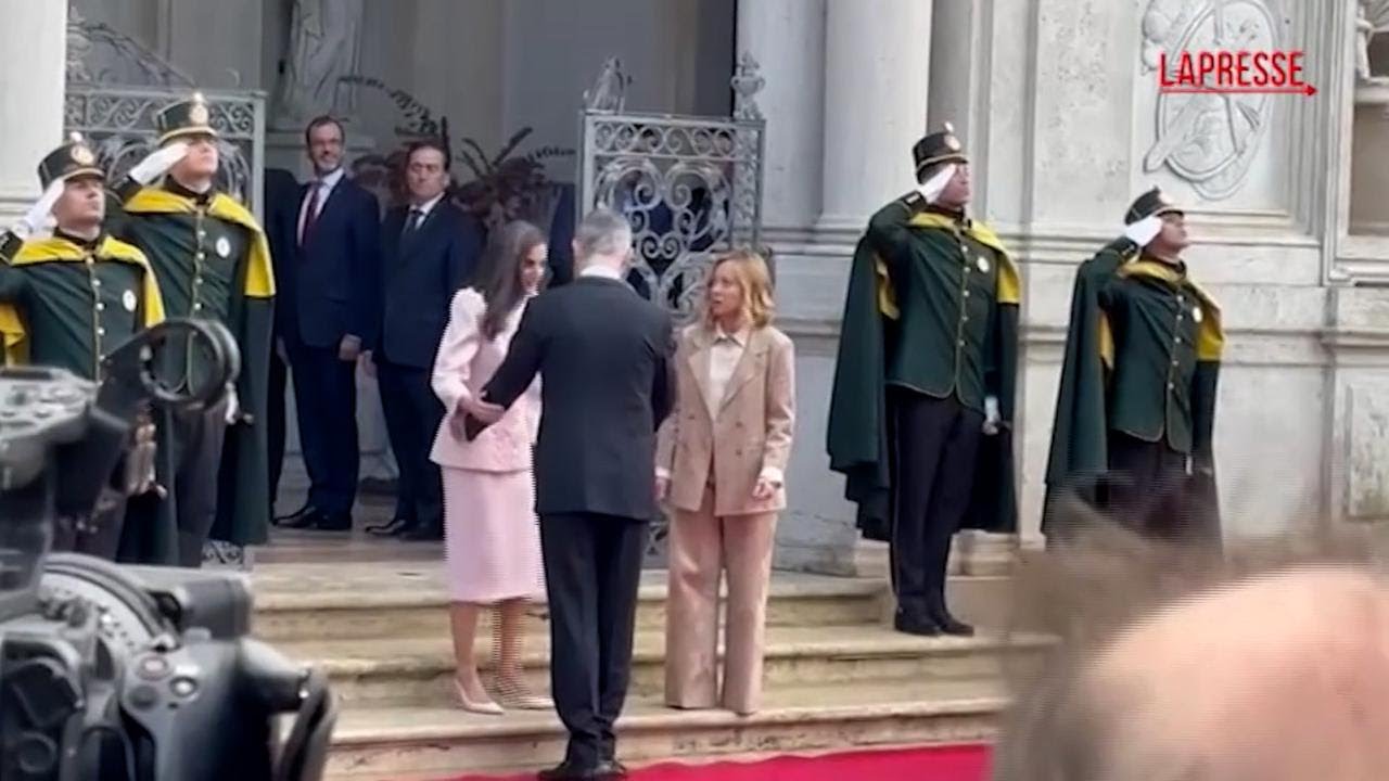 Il RE di SPAGNA dalla premier MELONI: l'imbarazzo della regina LETIZIA per la foto di rito