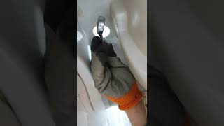 تركيب حوض الغسيل وتوصيله بشبكة المياه والصرف الصحي