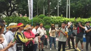 大觀自救會抗議 朝行政院扔煙霧彈