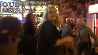Download Lagu In café De Beurs in Tiel kunnen ze dansen! MP3 Download Lagu In café De Beurs in Tiel kunnen ze dansen! MP3