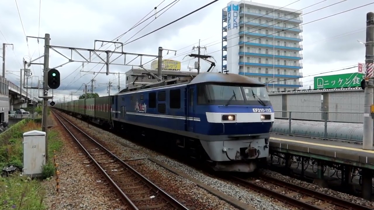 EF210-113[新]牽引の下り貨物列車 高島駅2番のりば通過 2025年10月16日 