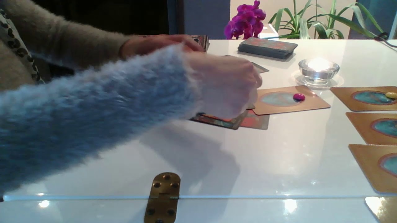 Tarocchi interattivi. Devo aspettarlo o voltare pagina?Come si sente lui?