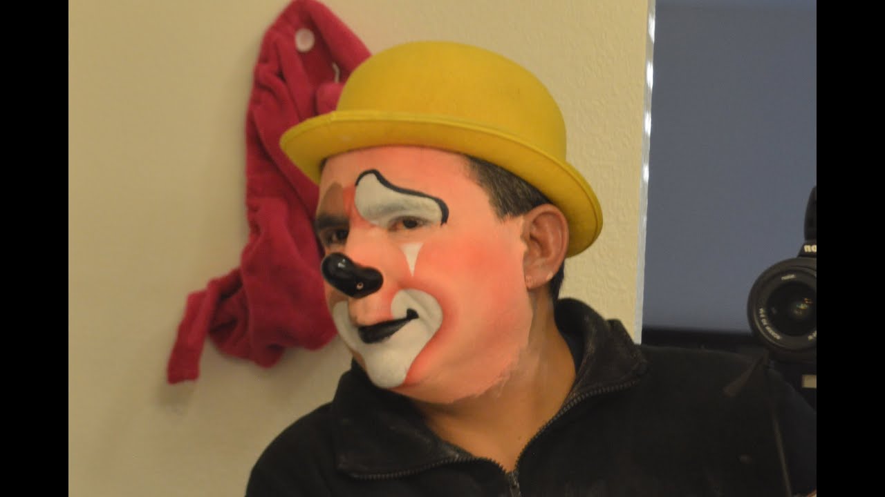 maquillaje para payaso BASE al tono deceado