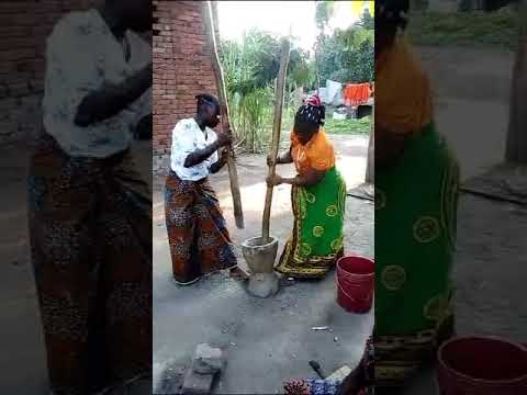 Wakinadada Wa Kabila La Wandamba Wakitwanga Pepeta