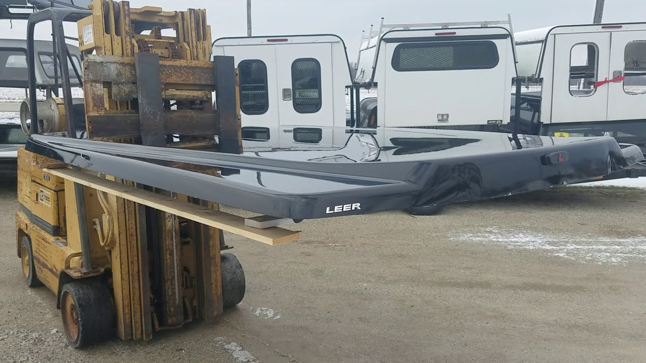 walk around used Factory second fiberglass truck bed cover Leer 700 17