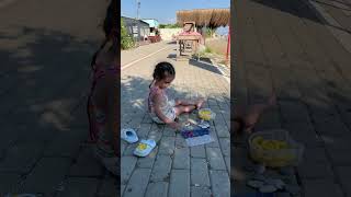 Deniz kenarında sulu boyama keyfi yapan tatlım