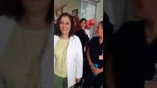 İzmirli doktor Mehmet Bayındır, kemoterapi hastalarına şarkı söyledi, Kerimoğlu zeybeği oynadı