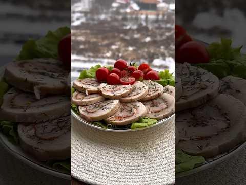 Такой вкусный и красивый рулет станет украшением праздничного стола. 