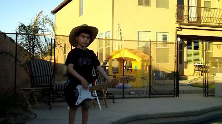5 year old Alex singing How Do You Like Me Now
