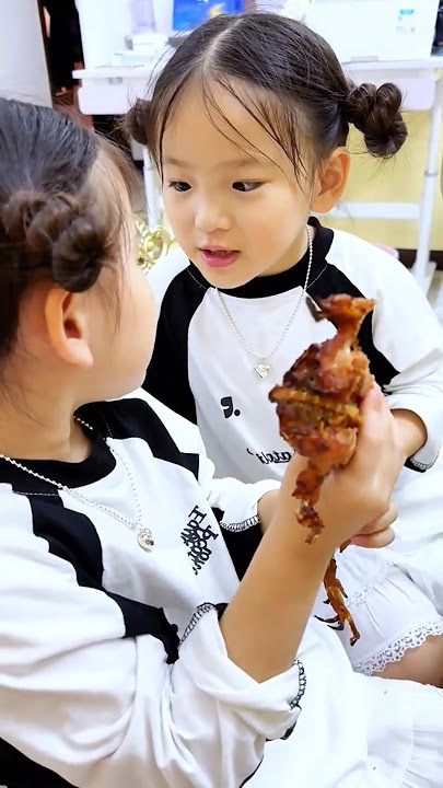 This kid is sulking... But the smell of frogs is more tempting😂