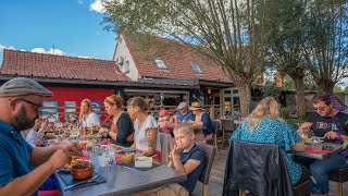 Un Repas Convivial En Terre - La Baguernette By Isnor