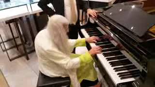 Nenek 80 Tahun Ini Terlihat Sangat Lemah Duduk di Depan Piano!