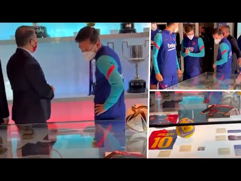 Messi mira sus propios trofeos y recuerdos en el museo del Barcelona