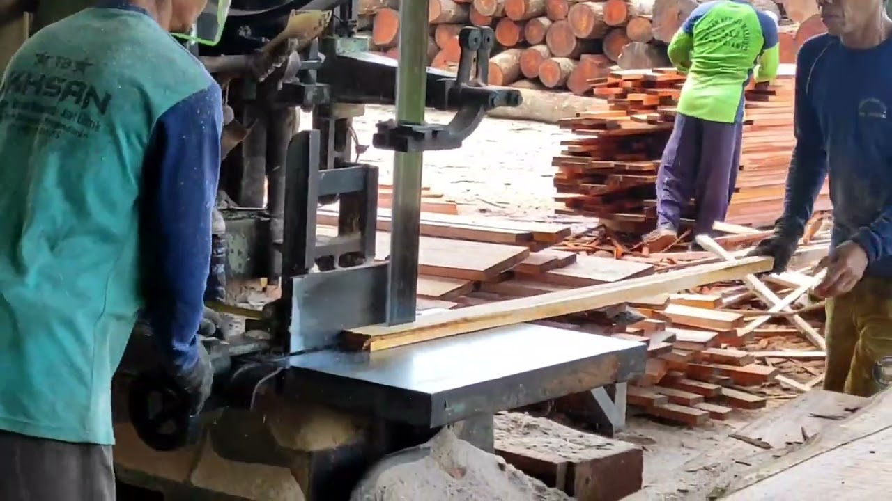 Mantap sawmill pembuatan papan kayu  mahoni  YouTube