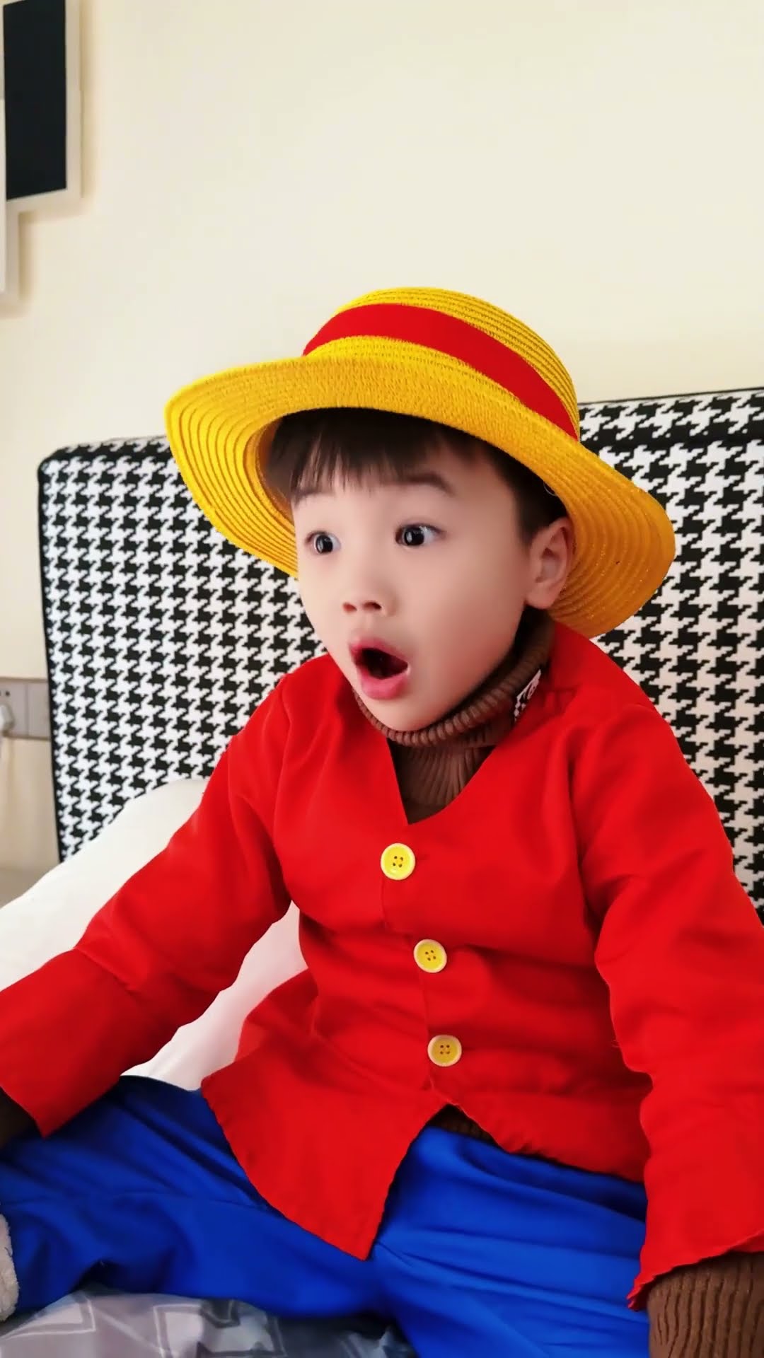 小路飞尿床嫁祸给路飞#海贼王 #shorts