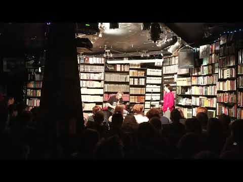 Дана Сидерос впервые читает "Август"