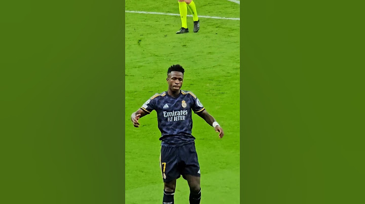 Vinicius JR pidiendo la ayuda de los fans del Real Madrid vs Manchester City en el Etihad Stadium