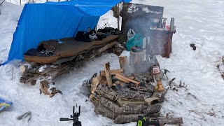 Один в зимнем лесу в -35. Ночевка в лесу. Лесной шалаш. Тайга. Уехал с хаской в лес….