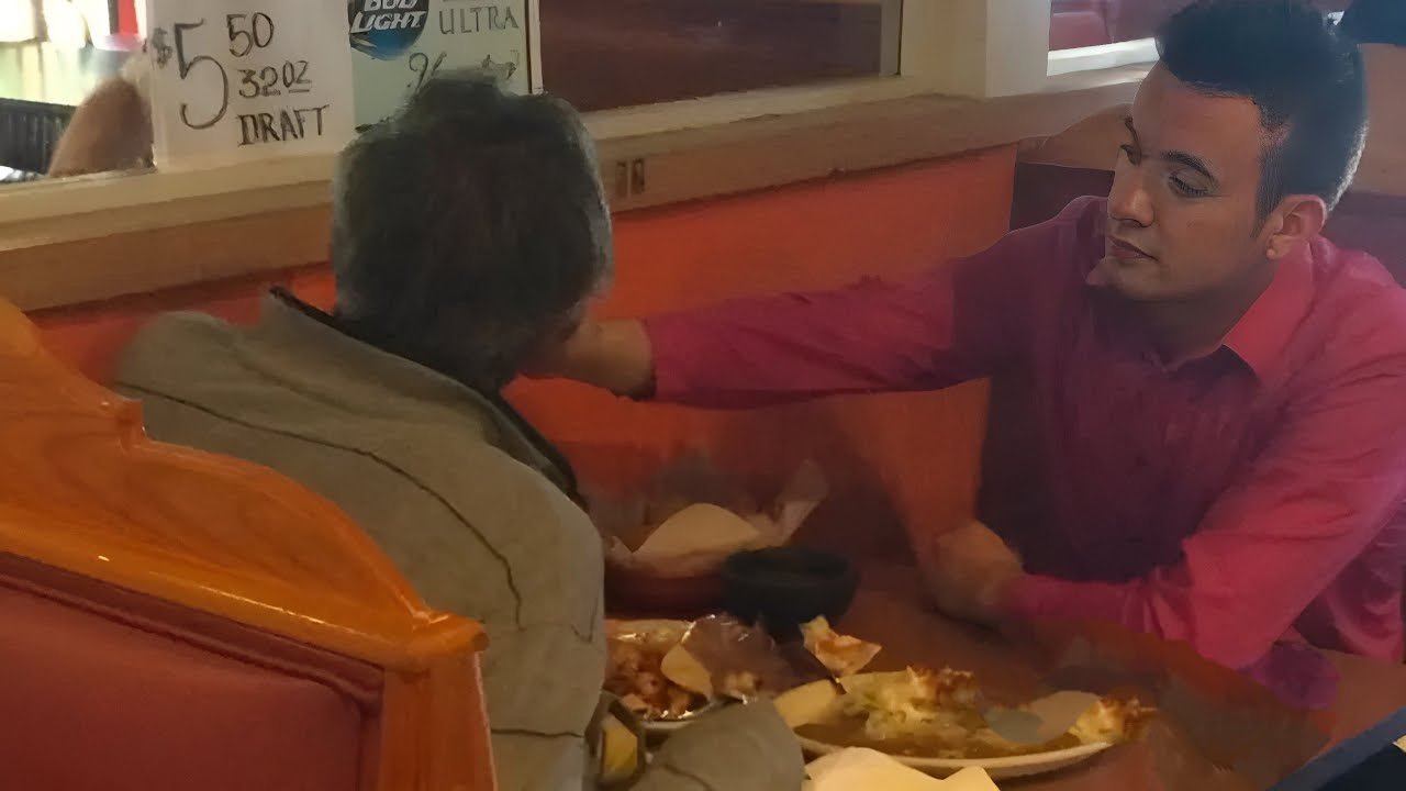Waiter Seen Feeding a Man With No Hands — His Kindness Has Touched the Whole World