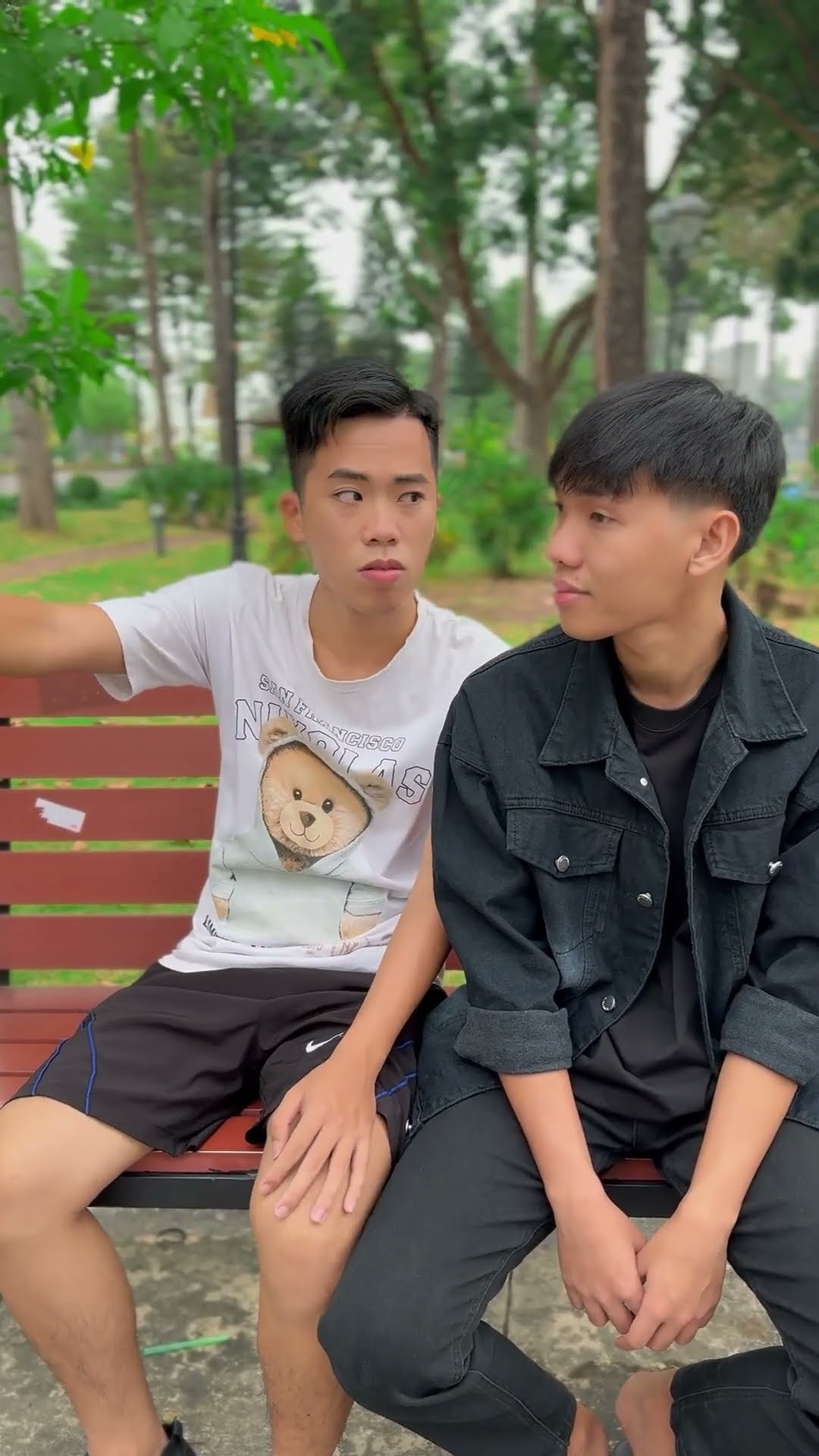 LNS - Đá banh nhà giàu và đá banh nhà nghèo || Rich football and poor football #shorts