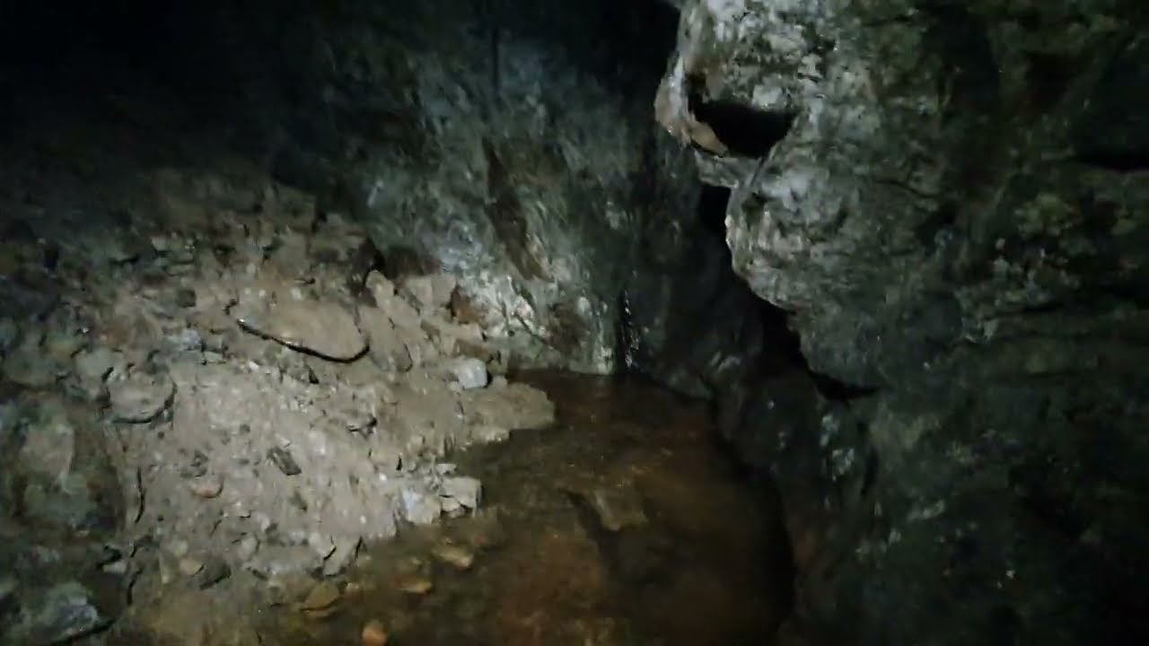 Tief unter der Erde am Füllort des vor 100 Jahren verfüllten Förderschachtes des Erzbergwerkes