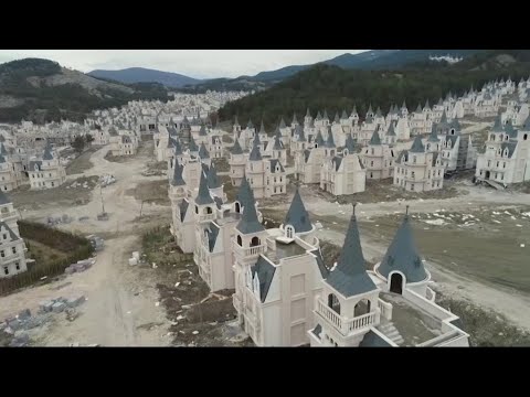 Vidéo: Cette Ville Fantôme Turque Est Remplie De Châteaux Abandonnés De Cendrillon