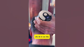 Máy cắt tóc được thiết kế xoay linh hoạt và có khả năng sạc lại khi hết pin.