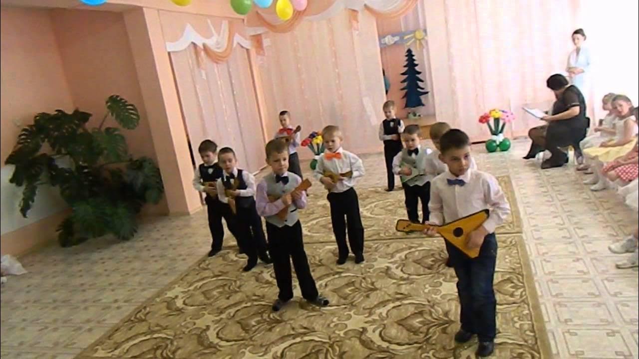 Танец мальчиков старшей группы. Танец с балалайками в детском саду.