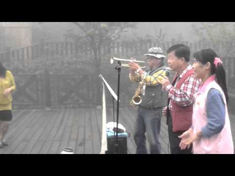 街頭藝人在向天湖表演(高山青)