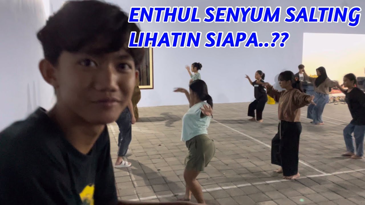 ENTHUL SENYUM SENYUM SALTING LIHATIN SIAPA SAAT LATIHAN..??