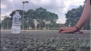 Bola Tenis Memukul Kamera