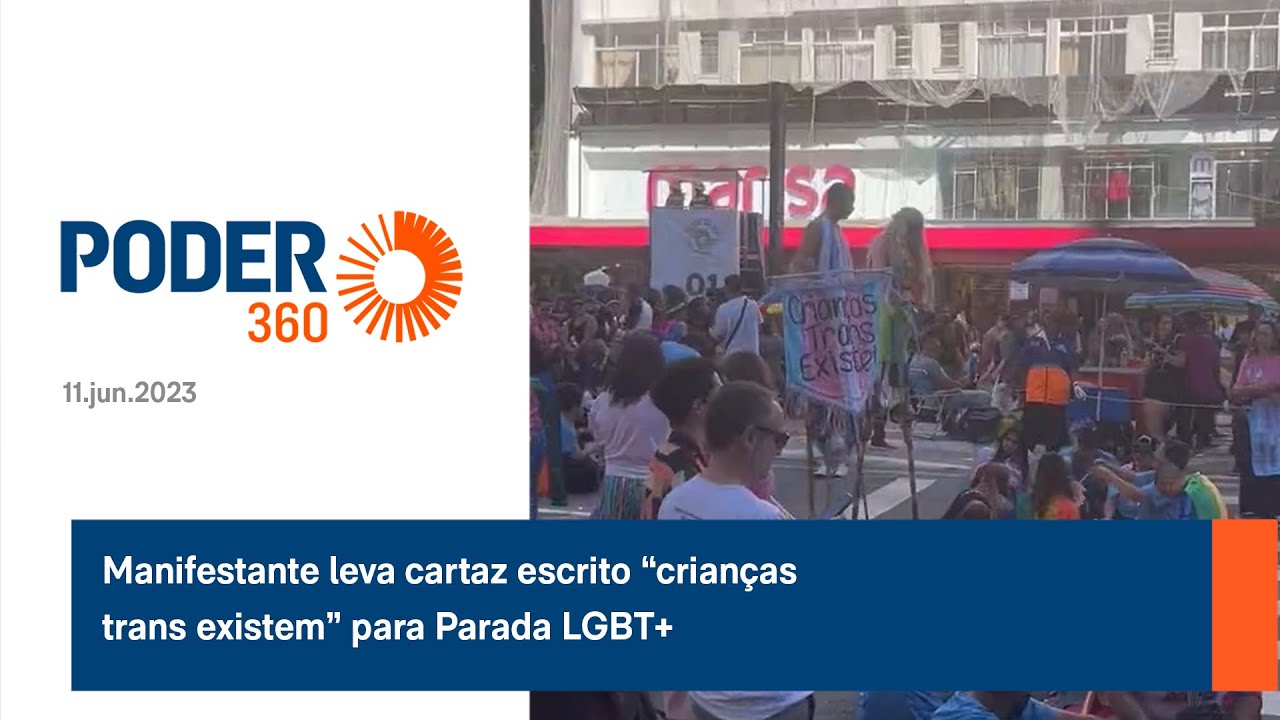 Manifestante leva cartaz escrito “crianças trans existem” para Parada LGBT+