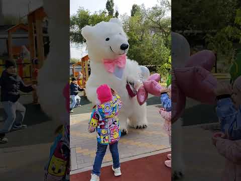 Видео: Детишки нас обожают! ЛУЧШИЙ ПОДАРОК ДЕТЯМ! Поздравление от белого медведя