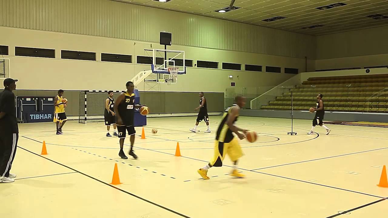 جزء من التمارين الاحمائية لفريق كرة السلة ليوم السبت 05-10-2013م