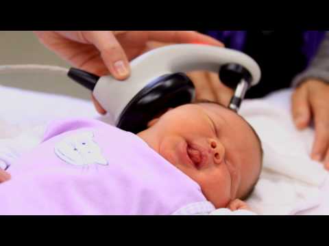 Video: So Testen Sie Das Gehör Eines Neugeborenen