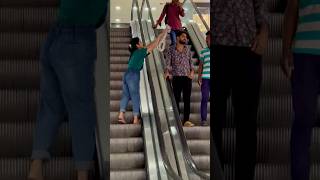 Escalator Prank 😝 Girte-Girte Bachi Mai🤣|| #shorts #youtubeshorts #prank #escalator #reaction #yt Resimi