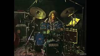 Watch the legendary Dave Weckl deliver an electrifying drum solo.
