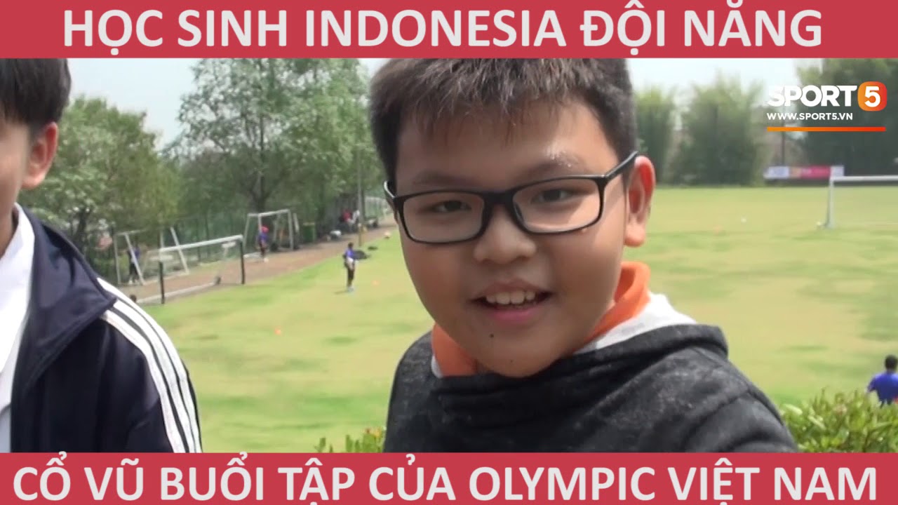 Rất đông Học sinh Indonesia cuồng nhiệt xin chữ ký U23 Việt Nam