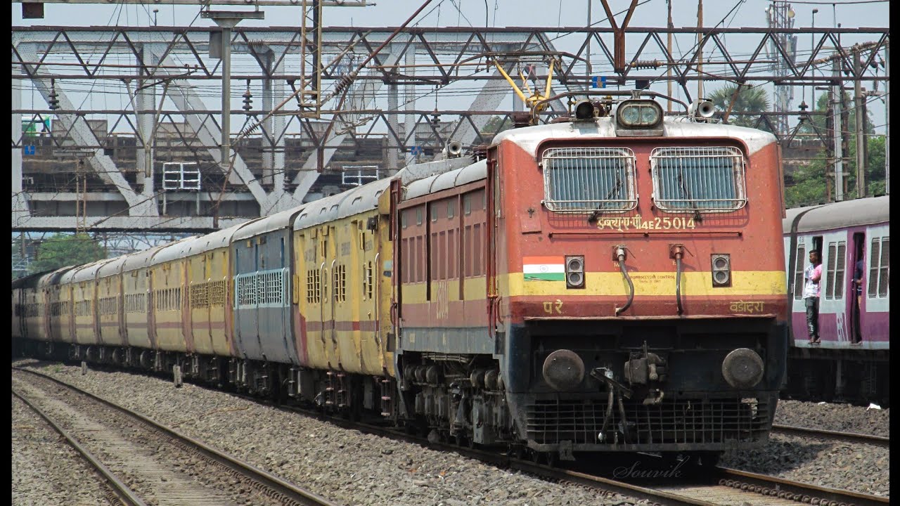 Vadodara WAP4 lead Garbha Special heads towards Howrah - YouTube