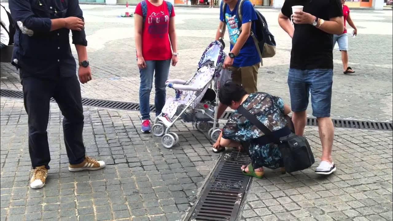 mainland chinese urinatiing in hong kong on public place