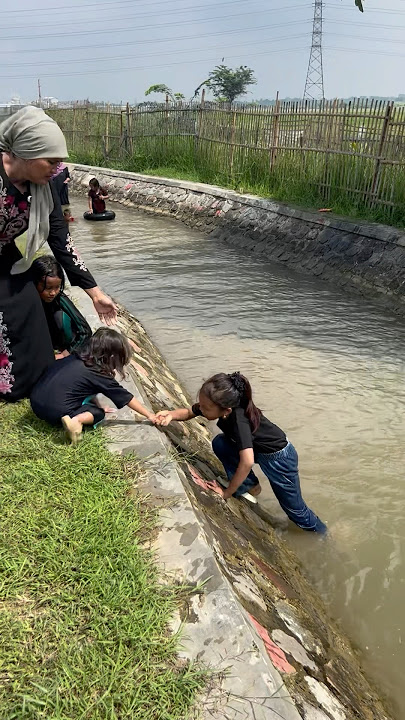 Si Merri Ikut Nyebur Ke Sungai