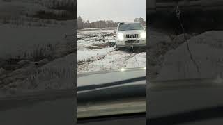 Вытаскиваю Toyota Land Cruiser Prado в поле.