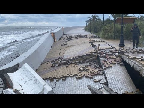 Видео: 1 погибший, 10 пострадавших: последствия урагана в Крыму