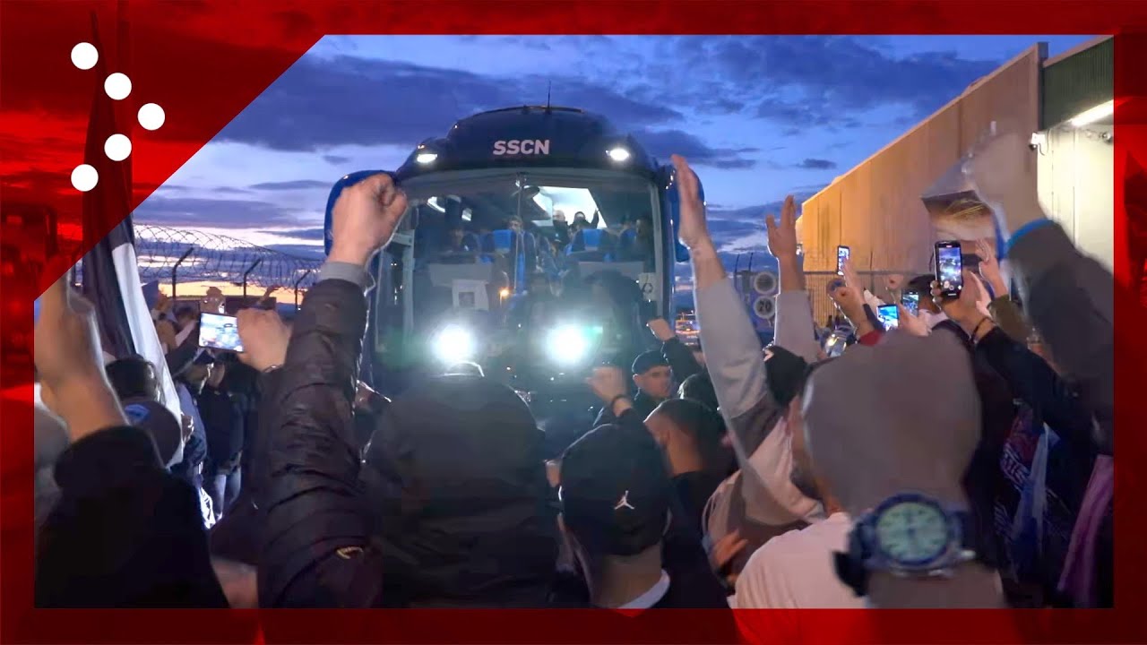 L'aereo del Napoli atterra all'aeroporto di Trieste: l'uscita del pullman accolto dai tifosi