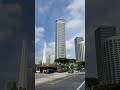 ناطحات السحاب الحضرية المضاءة بأشعة الشمس في المشهد الحضري الآسيوي